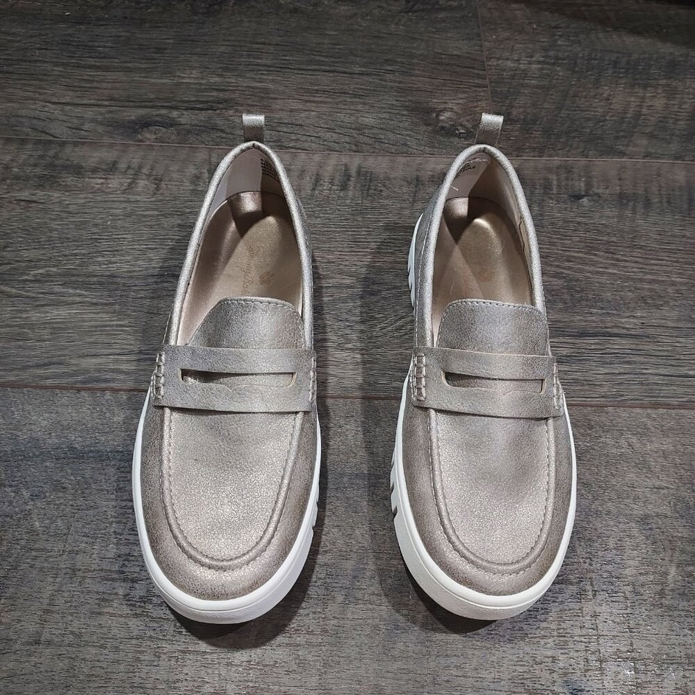 Tommy Bahama Gold Slip On Loafers Size 6.5 Preppy - Picture 2 of 9